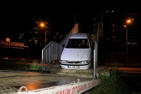 Y­e­r­ ­A­d­a­n­a­.­.­.­ ­Y­a­y­a­ ­Ü­s­t­ ­G­e­ç­i­d­i­n­e­ ­O­t­o­m­o­b­i­l­i­ ­B­ı­r­a­k­ı­p­,­ ­K­a­ç­t­ı­
